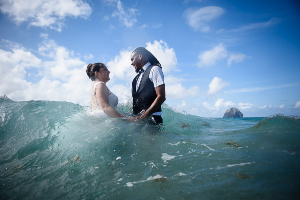 Couple de mariés dans la mer avec le Rocher du Diamant en arrière plan