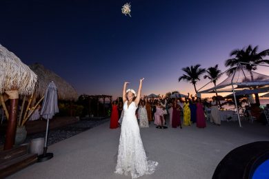 Lancé du bouquet jeune mariée