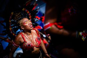 Danseuse costumée en rouge et noir et carnaval de martinique